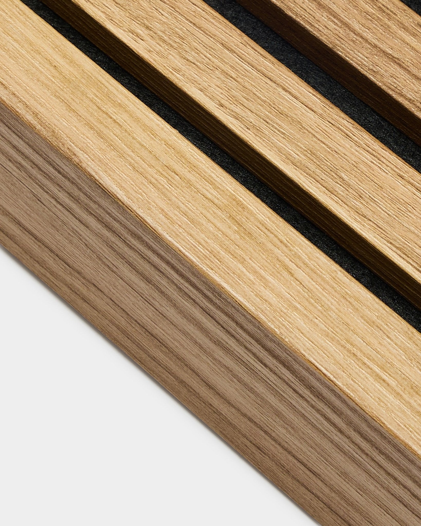 Nærbilde av WoodUpp Akupanel endelamell i English Oak (6,7 cm), med parallelle akustiske spiler og tekstur i natural wood-årring.